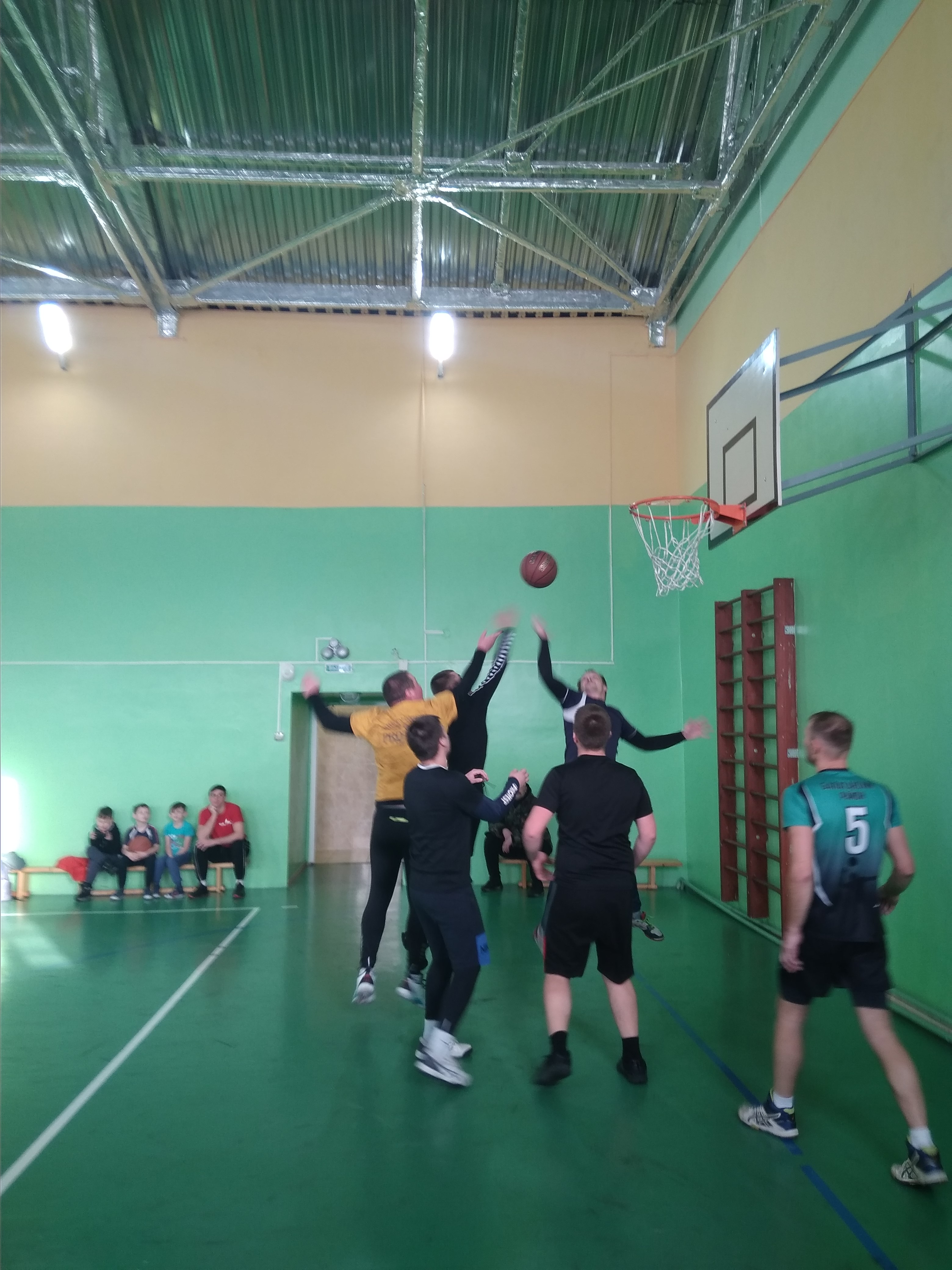 в спортивном зале Тарнопольской школы Балаганского района прошел очередной турнир по баскетболу среди мужских команд 