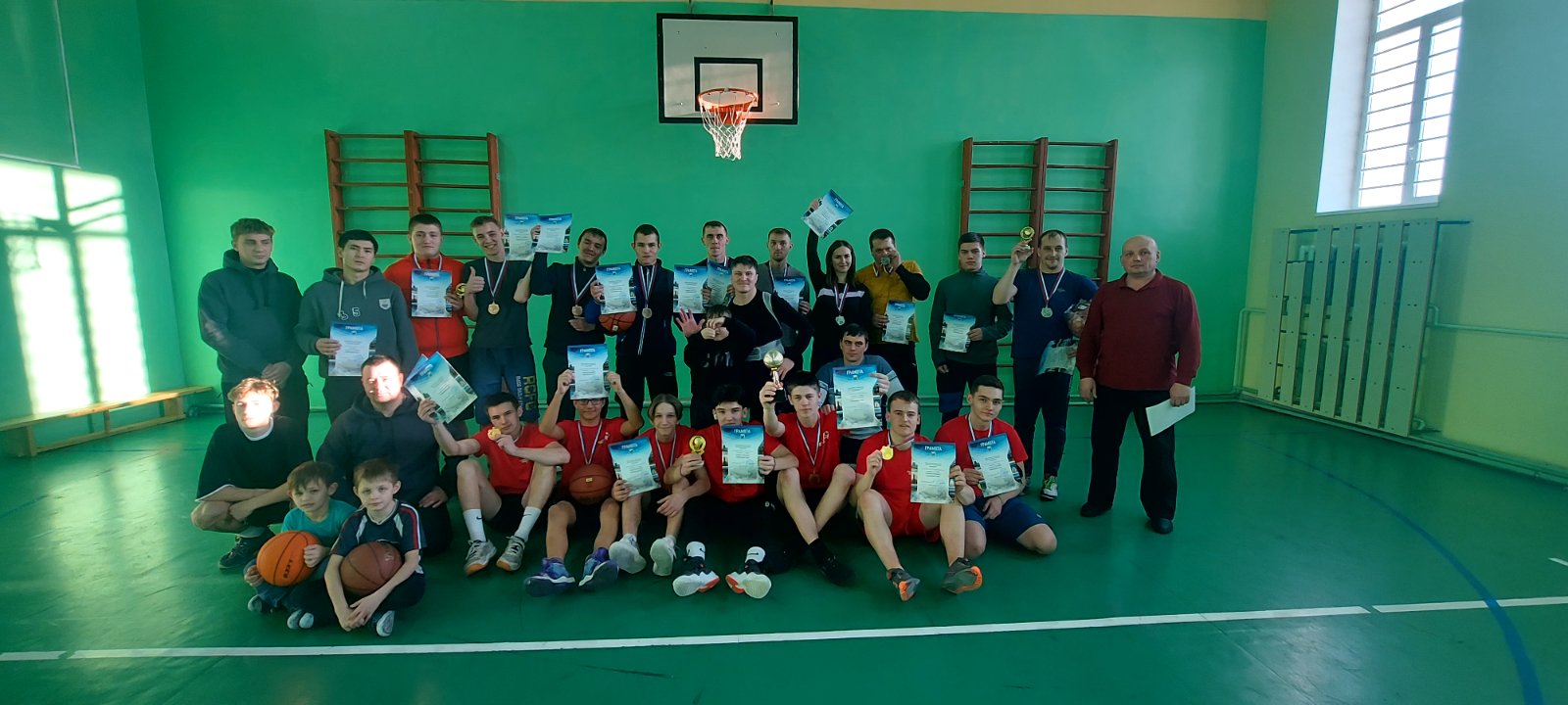 в спортивном зале Тарнопольской школы Балаганского района прошел очередной турнир по баскетболу среди мужских команд 